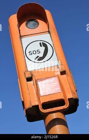 Notruftelefon am Straßenrand an der deutschen Autobahn Stockfoto