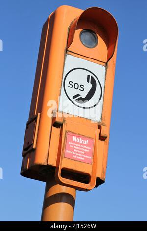 Notruftelefon am Straßenrand an der deutschen Autobahn Stockfoto