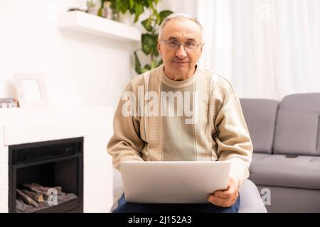 Senior, der an einem Laptop arbeitet, älterer Mann. Stockfoto