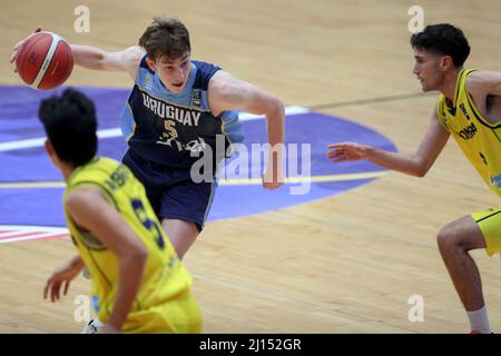 Los Dos Caminos, Miranda. VE - MÄRZ 21: Guzman Vasilic #5 aus dem uruguayischen Team mit dem Ball in der Hand gegen die Verteidigung von Juan Esteban Madriga Stockfoto