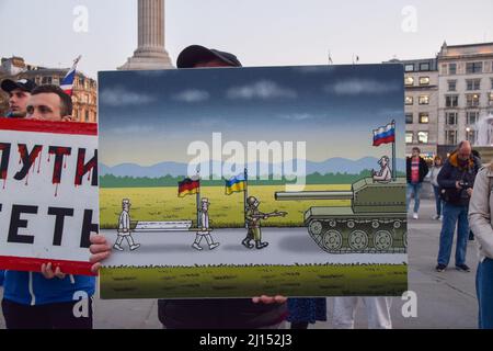 London, Großbritannien. 22.. März 2022. Die Demonstranten versammeln sich weiterhin auf dem Trafalgar-Platz zu täglichen Protesten, während Russland seinen Angriff auf die Ukraine verstärkt. Kredit: Vuk Valcic/Alamy Live Nachrichten Stockfoto