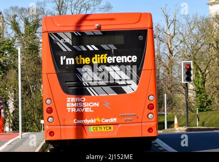 Cardiff, Wales - März 2022: Rückansicht eines neuen, elektrisch angetriebenen Eindeckerbusses, der vom Busunternehmen Cardiff Bus der Stadt betrieben wird Stockfoto