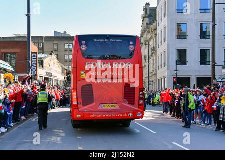 Cardiff, Wales - 2022. März: Luxusbus mit dem walisischen Rugby-Team auf der Westgate Street zum Stadion Stockfoto