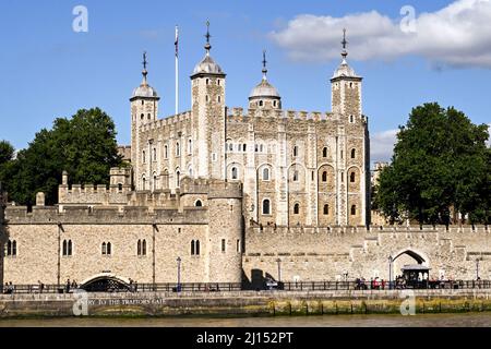 London, England - 2021. August: Tower of London am Ufer der Themse. Auf der linken Seite befindet sich der Eingang zum Verrätertor, das unter Wasser getaucht ist Stockfoto