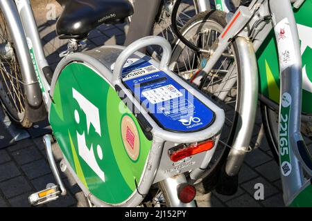 Cardiff, Wales - März 2022: Rückansicht der Tastatur eines Fahrrads, das als Teil eines Fahrradverleihsystems im Stadtzentrum gemietet werden kann Stockfoto