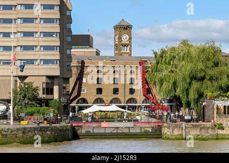 London, England - 2021. August: Schleusentor am Eingang der St. Katherine Docks an der Themse im Zentrum von London Stockfoto