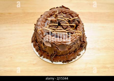 Ganze Fudge Schokoladenkuchen gekrönt mit Brownies und Karamell Stockfoto