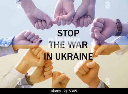 Menschen mit geballten Fäusten und Text BEENDEN DEN KRIEG IN DER UKRAINE Stockfoto