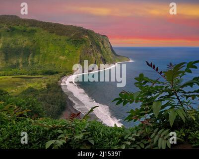 Hochwinkelansicht des Punalu'U Punaluu Black Sand Beach von den Klippen oben auf der Big Island von Hawaii Stockfoto