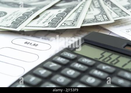 Taschenrechner, Geld und verschiedene Rechnungen aus der Nähe. Business-, Haushalts- und Haushaltsbudget-Konzept Stockfoto