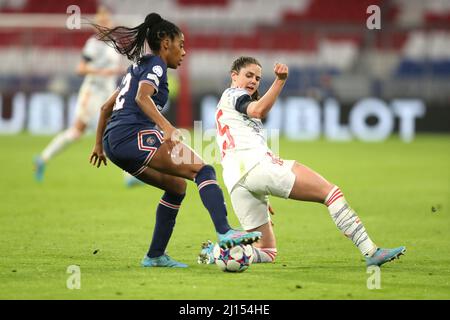 firo: Fuvuball: Fußball: 22.03.2022 Champions League der Frauen, Saison 2021/2022 Viertelfinale 1. Etappe, FC Bayern Mvºnchen - Paris Saint-Germain, Ashley Lawrence, Paris Saint-Germain, PSG, Paris, #25#FC Bayern Mvºnchen Frauen, FCB, Bayern Mvºnchen, ganze Figur, Duelle, Stockfoto