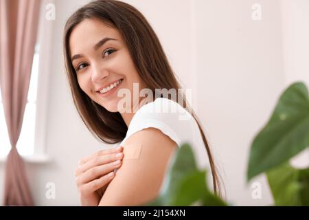 Junge Frau mit aufgetragenen Nikotinpflaster zu Hause. Raucherentwöhnung Stockfoto