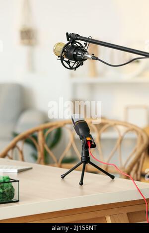 Moderne Mikrofone auf dem Tisch im Zimmer, Nahaufnahme Stockfoto