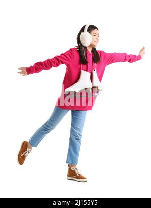 Kleine asiatische Mädchen in Ohrenschützer mit Schlittschuhe auf weißem Hintergrund Stockfoto