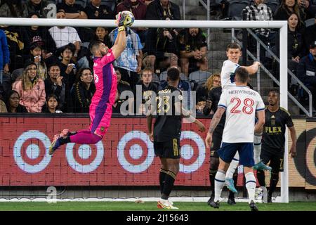 Los Angeles FC Torwart Maxime Crépeau (16) sichert sich ein Kreuz während eines MSL-Spiels gegen die Vancouver Whitecaps, Sonntag, 20. März 2022, bei der Banc Stockfoto