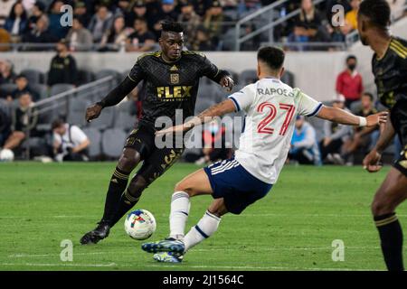 Der Verteidiger des FC Los Angeles, Jesús Murillo (3), wird von Vancouver Whitecaps, Mittelfeldspieler Ryan Raposo (27), während eines MSL-Spiels am Sonntag, den 20. März 2022, verteidigt Stockfoto