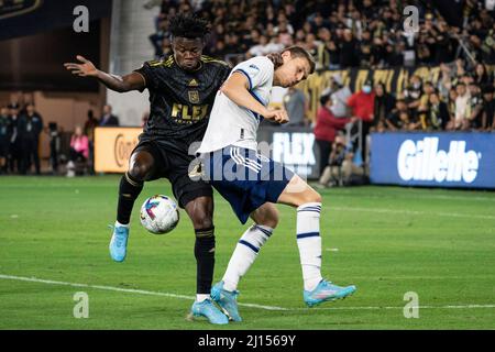 Los Angeles FC-Stürmer Kwadwo Opoku (22) gewinnt während eines MSL-Spiels am Sonntag, den März, den Besitz gegen Vancouver Whitecaps-Verteidiger Ranko Veselinović (4) Stockfoto