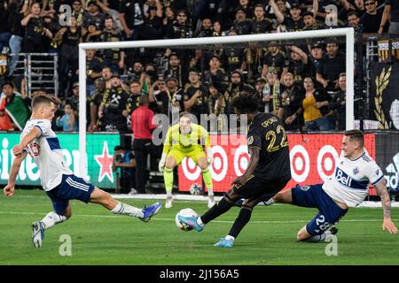 Los Angeles FC-Stürmer Kwadwo Opoku (22) trifft als Vancouver Whitecaps Mittelfeldspieler Sebastian Berhalter (16) und Verteidiger Jake Nerwinski ( Stockfoto