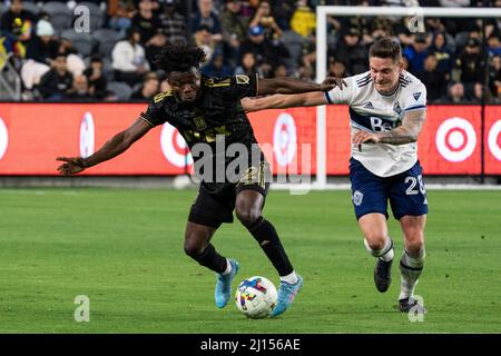 Der FC Los Angeles-Stürmer Kwadwo Opoku (22) wird von Vancouver Whitecaps-Verteidiger Jake Nerwinski (28) während eines MSL-Spiels am Sonntag, den 20. März 2022, verteidigt Stockfoto