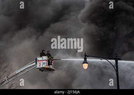 Chicago, USA. 22. März 2022. Feuerwehrleute arbeiten am Dienstag, den 22. März 2022, bei einem 311-Alarm-Feuer in einem Matratzen- und Discounter im Albany Park-Viertel von Chicago, IL, am Tatort. Kunden, die zum Zeitpunkt des Brandes im Geschäft waren, kamen ohne Hilfe aus dem Geschäft. (Foto: Max Herman/Sipa USA) Quelle: SIPA USA/Alamy Live News Stockfoto