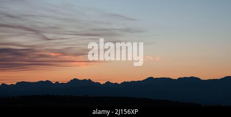 Lange horizontale Landschaft von Bergen in einem atemberaubenden Sonnenuntergang Stockfoto