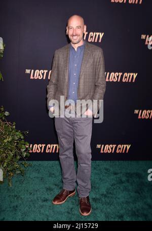 LOS ANGELES, CA - 21. MÄRZ: Drehbuchautor Oren Uziel nimmt an der Los Angeles-Premiere von Paramount Picters' 'The Lost City' im Regency Village Theatre Teil Stockfoto