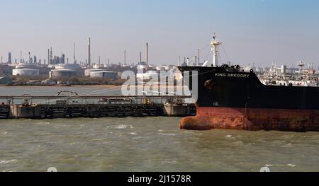 Fawley, Southampton, England, Großbritannien. 2022. Tankschiff für chemische Ölprodukte, das Fracht in der Fawley-Ölraffinerie auf Southampton Water, Großbritannien, abtransportiert. Stockfoto