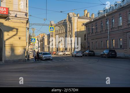 20/03/2022 16:54 Russia Saint Petersburg Streets, Kreuzung der Sadovo und Engineer Streets. Altstadt. Fußgänger, Autoverkehr.