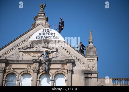 Weston-super-Mare, North Somerset, Großbritannien. 20.. Juli 2021. Im Bild: Aktivisten in Pilotenkostümen erklimmen den Gipfel des Weston-super-Mare Town Hall und der unf Stockfoto