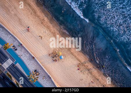 Drohnenansicht des Strandes und Malecons von Mazatlan, Sinaloa, Mexiko. Stockfoto