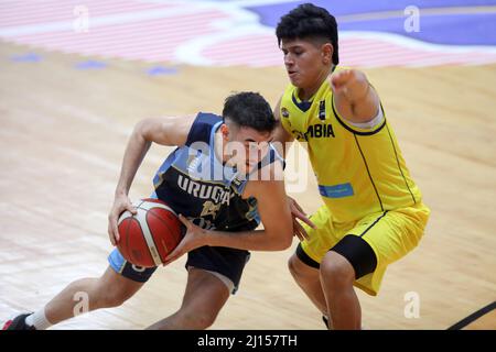 Los Dos Caminos, Miranda. VE - MÄRZ 21: Matias Espinosa #12 des Uruguay-Mannschaftsballs in der Hand vor der Verteidigung von Steven Sanabria #9 aus Kolumbien Stockfoto