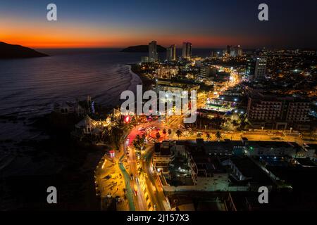 Luftaufnahme in der Dämmerung der Zona Dorado (Goldene Zone) in der pazifischen Küstenstadt Mazatlan, Mexiko. Stockfoto