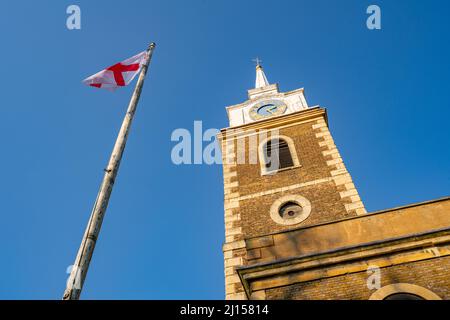St. Georges Kirchhof Gravesend Kent an einem sonnigen Frühlingstag. Blick auf Fahnenmast und Kirchturm Stockfoto
