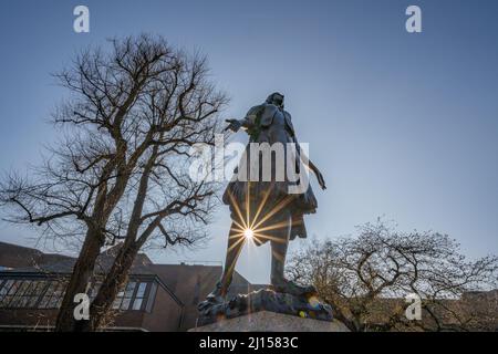 Blick auf die Statue von Pocahontas auf dem Kirchhof der St. Georges Church Gravesend Kent, an einem sonnigen Frühlingstag Stockfoto