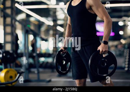 Portrait Eines Muskulösen Mannes Beim Heben Von Langhantelscheiben Während Des Trainings Im Fitnessstudio Stockfoto