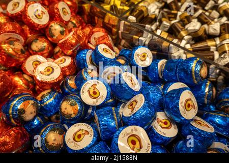 Lindt Chocolatier ist ein Schweizer Süßwarengeschäft am 34. Street Herald Square in New York City, USA 2022 Stockfoto