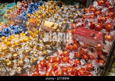 Lindt Chocolatier ist ein Schweizer Süßwarengeschäft am 34. Street Herald Square in New York City, USA 2022 Stockfoto