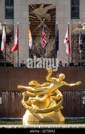 Die ikonische Statue des Prometheus befindet sich im Rockefeller Center Plaza, New York City, USA 2022 Stockfoto