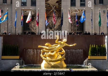 Die ikonische Statue des Prometheus befindet sich im Rockefeller Center Plaza, New York City, USA 2022 Stockfoto