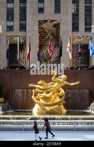 Die ikonische Statue des Prometheus befindet sich im Rockefeller Center Plaza, New York City, USA 2022 Stockfoto