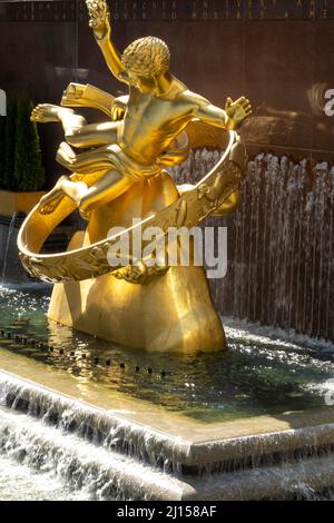 Die ikonische Statue des Prometheus befindet sich im Rockefeller Center Plaza, New York City, USA 2022 Stockfoto