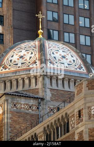 Die Saint Bartholomew's Church ist ein nationales historisches Wahrzeichen an der Park Avenue in New York City, USA 2022 Stockfoto