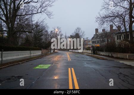 Ruhige Straße im frühen Morgenlicht Stockfoto