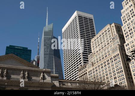 Wolkenkratzer ragen über der New York Public Library und dem Bryant Park in Midtown Manhattan, USA Stockfoto