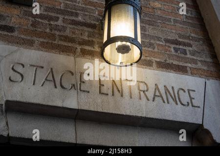 Das al Hirschfeld Theatre befindet sich am Times Square, New York City, USA 2022 Stockfoto