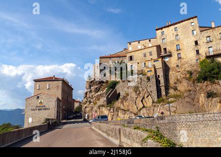 Sartene, Frankreich - 19. August 2018: Blick auf die Straße mit alten Steinhäusern der Stadt Sartene an einem sonnigen Sommertag, Korsika, Frankreich Stockfoto