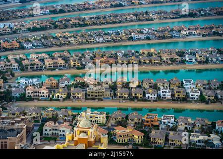 Dubai, VAE – 05 2021. Dez.: Luftaufnahme der teuren Luxushäuser von Dubai Palm Jumeirah Stockfoto