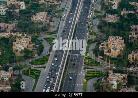 Dubai, VAE - Dez 05 2021: Luftaufnahme der Hauptstraße von Dubai Palm mit Luxushäusern auf der Seite Stockfoto