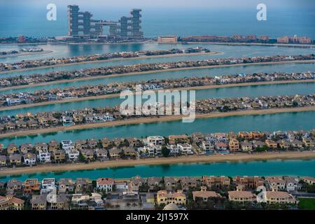 Dubai, VAE - 05 2021. Dez.: Luftaufnahme der Häuser von Palm Jumeirah mit dem einzigartigen Royal Atlantis Hotel im Hintergrund Stockfoto