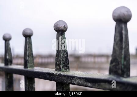 Detailaufnahme von Metallgeländern in Ramsgate Kent Stockfoto